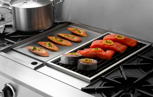 Integrated griddle and charbroiler on a BlueStar range